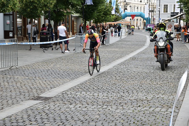 更彰显了勇 更彰显了勇